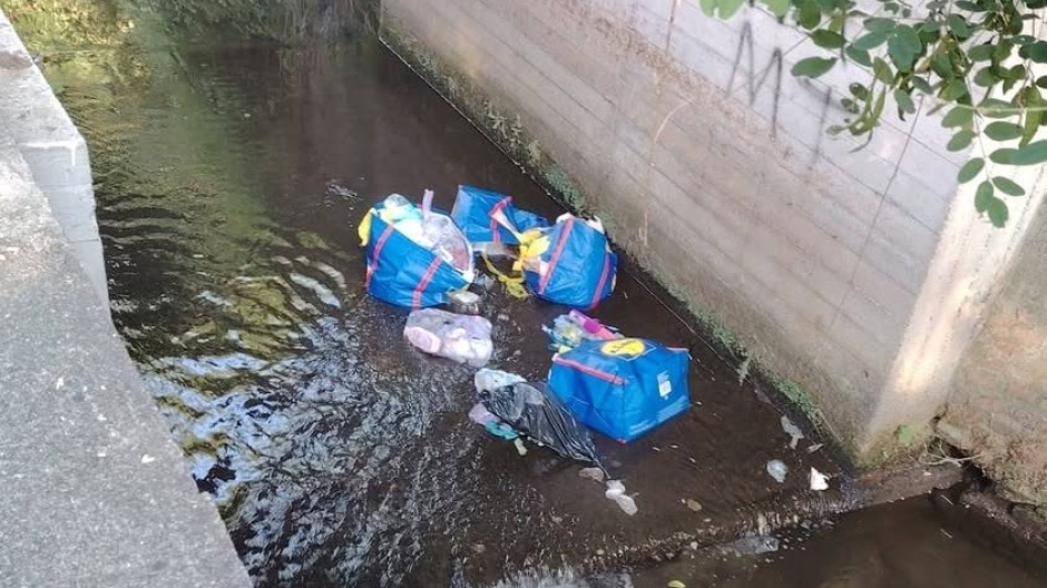 Comignago, rifiuti nel torrente Norè. Individuati i responsabili